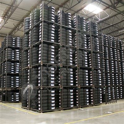 Kereskedelmi teherautó gumiabroncs-tároló állvány